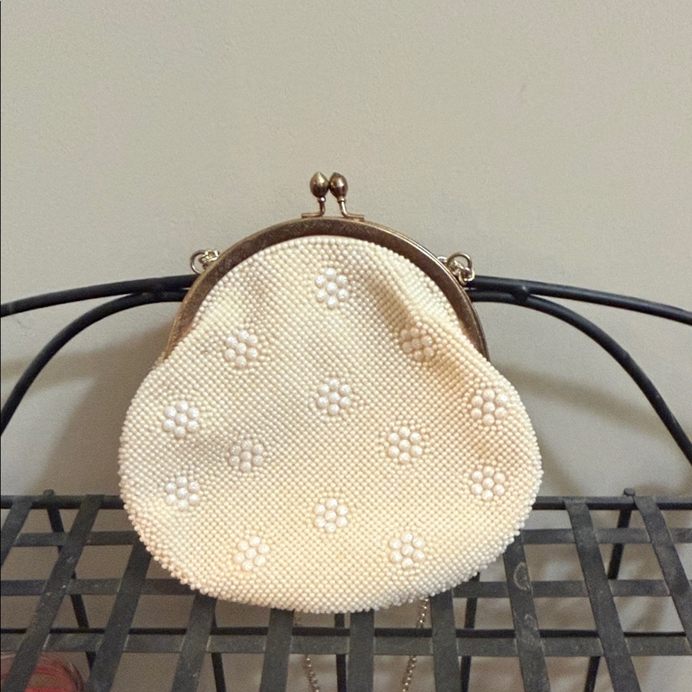 Vintage 1940’s beaded purse with gold kiss lock with chain. 7x7 drop 13 - Picture 1 of 6